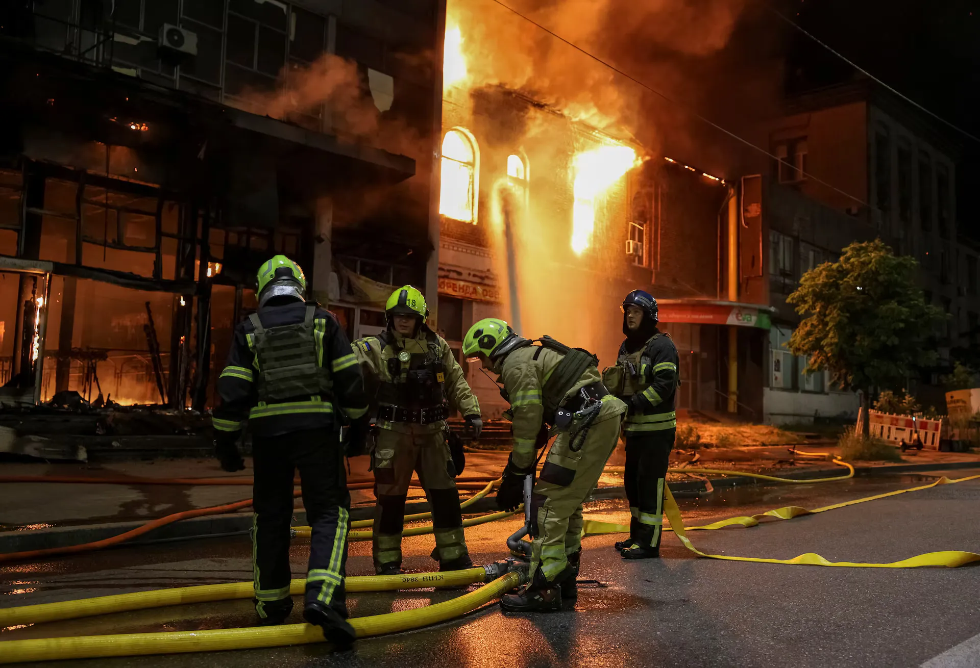Пожежники працюють на місці атаки російського безпілотника на тлі нападу Росії на Україну, Київ, Україна, 6 червня 2025 року. REUTERS/StringerПожежники працюють на місці атаки російського безпілотника на тлі нападу Росії на Україну, Київ, Україна, 6 червн